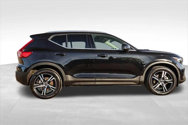 2025 Volvo XC40 B5 Core Bright Theme