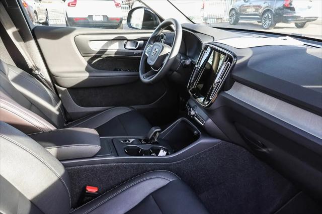 2025 Volvo XC40 B5 Core Bright Theme
