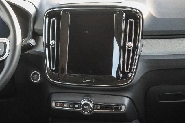2025 Volvo XC40 B5 Core Bright Theme