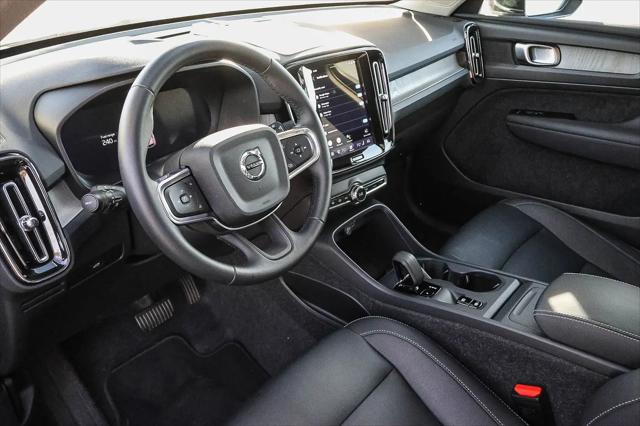 2025 Volvo XC40 B5 Core Bright Theme