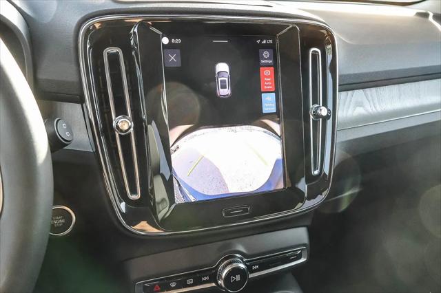 2025 Volvo XC40 B5 Core Bright Theme