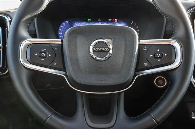2025 Volvo XC40 B5 Core Bright Theme