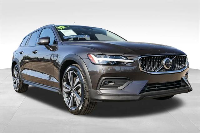 2025 Volvo V60 Cross Country Plus, B5 AWD Gas (mild hybrid)