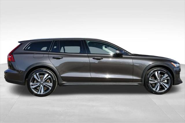 2025 Volvo V60 Cross Country Plus, B5 AWD Gas (mild hybrid)