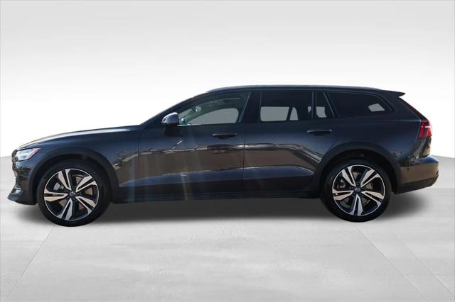 2025 Volvo V60 Cross Country Plus, B5 AWD Gas (mild hybrid)