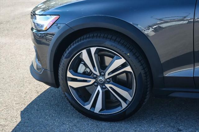 2025 Volvo V60 Cross Country Plus, B5 AWD Gas (mild hybrid)
