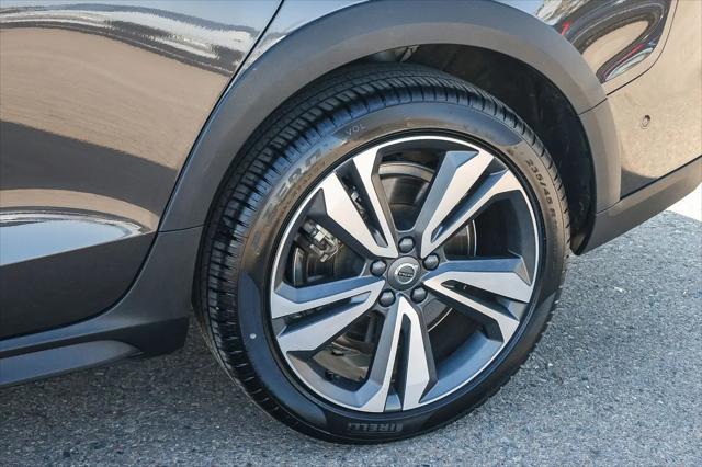 2025 Volvo V60 Cross Country Plus, B5 AWD Gas (mild hybrid)
