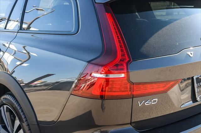 2025 Volvo V60 Cross Country Plus, B5 AWD Gas (mild hybrid)