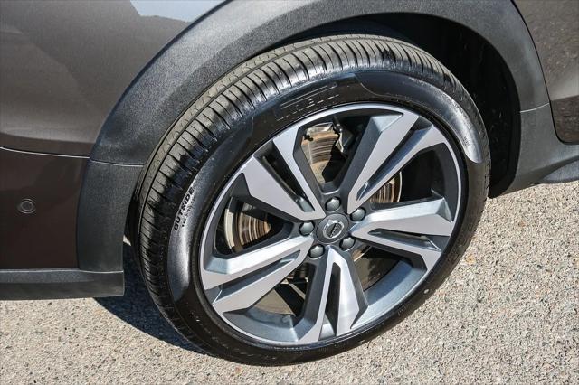 2025 Volvo V60 Cross Country Plus, B5 AWD Gas (mild hybrid)