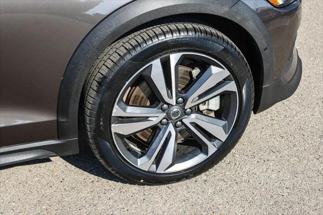 2025 Volvo V60 Cross Country Plus, B5 AWD Gas (mild hybrid)