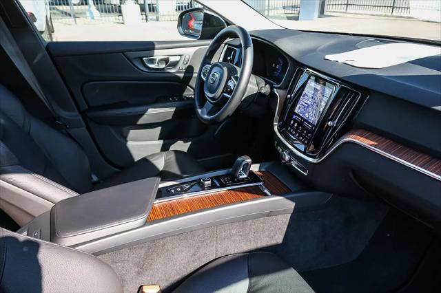2025 Volvo V60 Cross Country Plus, B5 AWD Gas (mild hybrid)