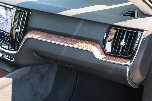 2025 Volvo V60 Cross Country Plus, B5 AWD Gas (mild hybrid)