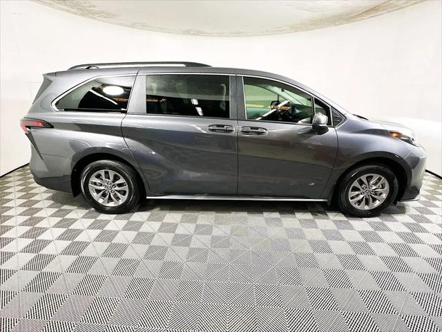 2025 Toyota Sienna LE