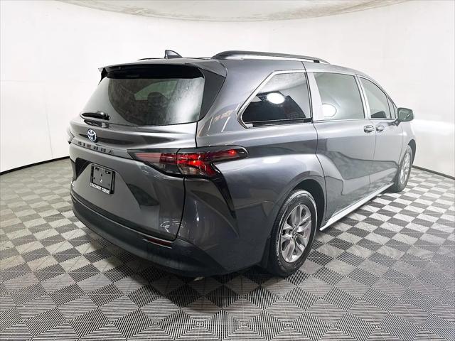 2025 Toyota Sienna LE
