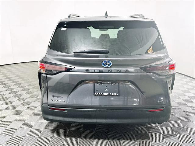 2025 Toyota Sienna LE