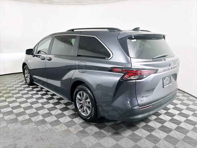 2025 Toyota Sienna LE
