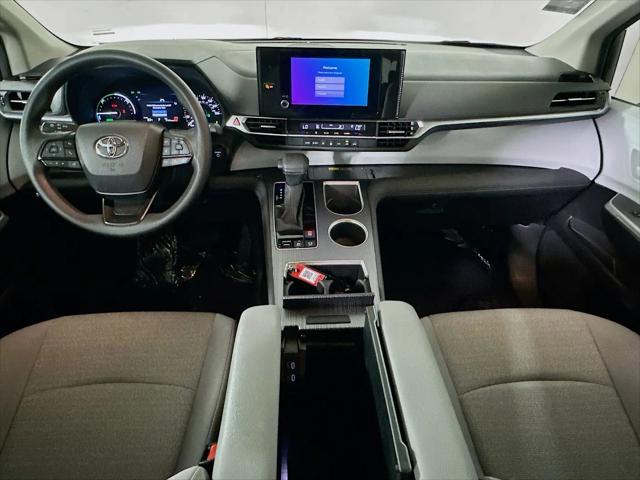 2025 Toyota Sienna LE