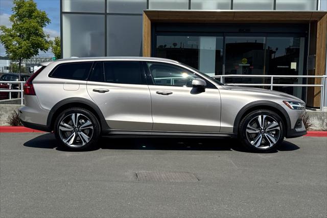 2026 Volvo V60 Cross Country Plus, B5 AWD Gas (mild hybrid)
