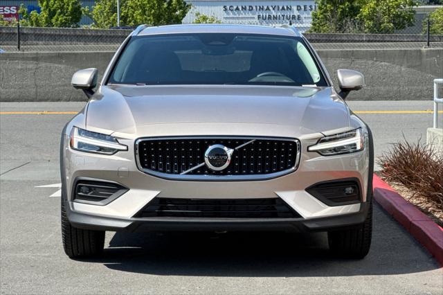 2026 Volvo V60 Cross Country Plus, B5 AWD Gas (mild hybrid)