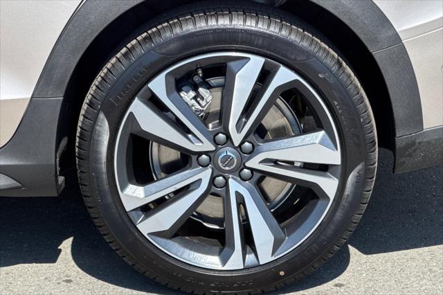 2026 Volvo V60 Cross Country Plus, B5 AWD Gas (mild hybrid)