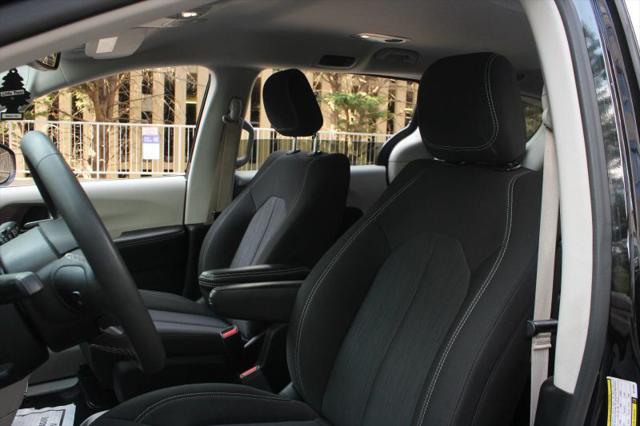 2024 Chrysler Voyager LX