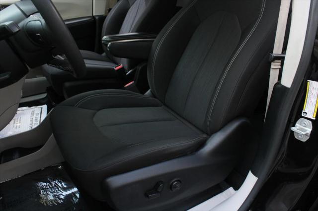 2024 Chrysler Voyager LX