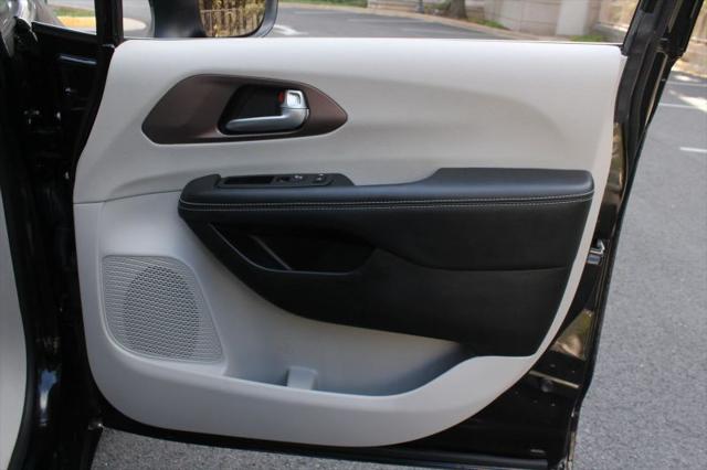 2024 Chrysler Voyager LX