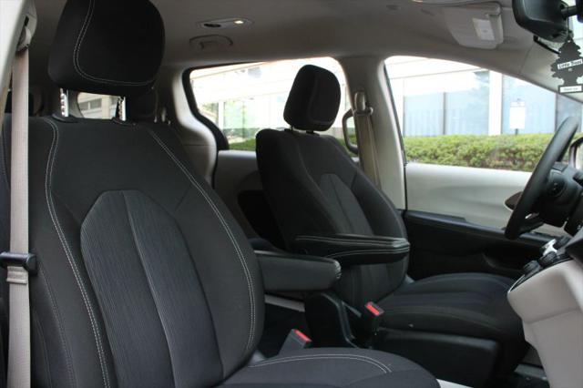 2024 Chrysler Voyager LX