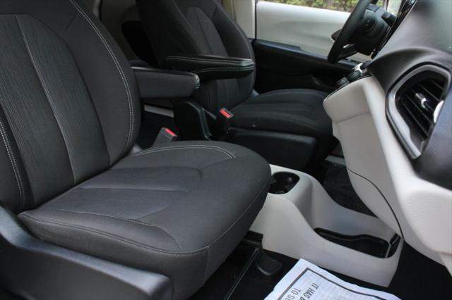 2024 Chrysler Voyager LX