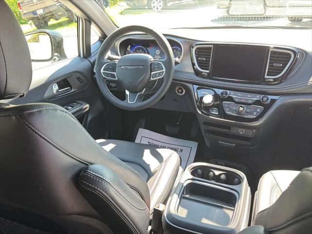 2027 Chrysler Pacifica Select