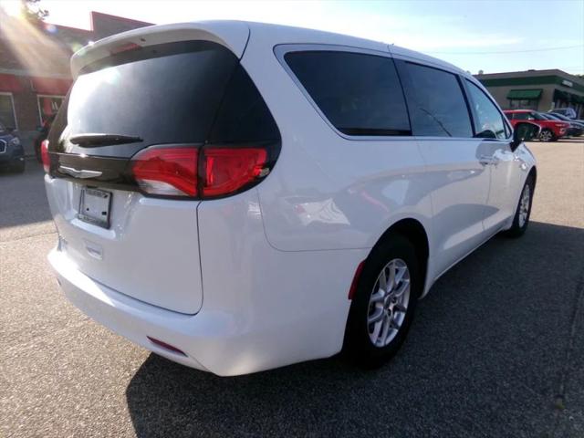 2022 Chrysler Voyager LX