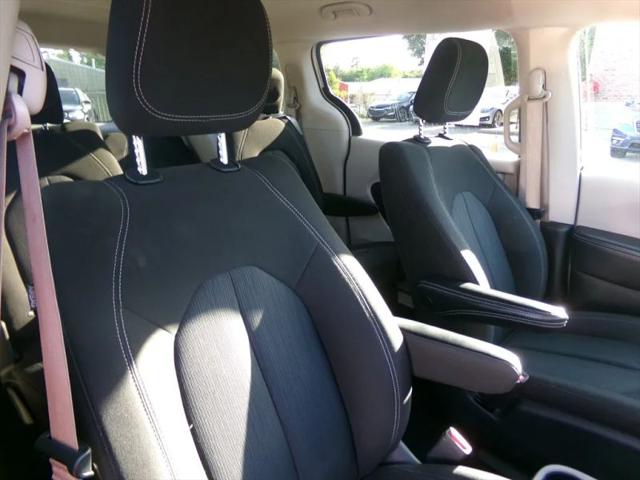 2022 Chrysler Voyager LX