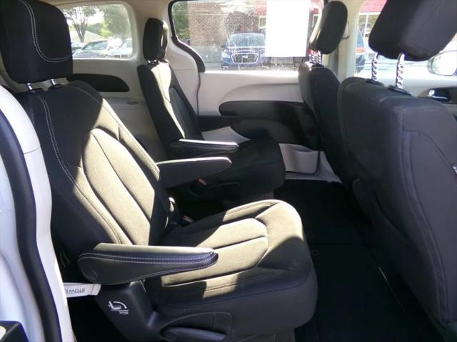 2022 Chrysler Voyager LX