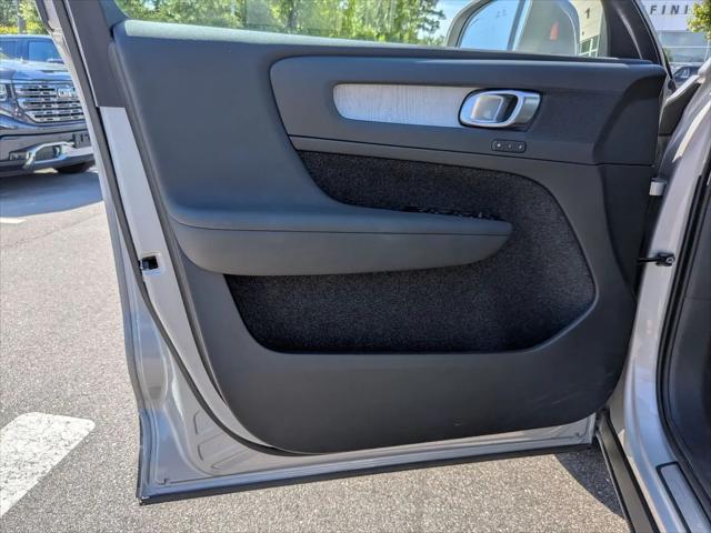 2025 Volvo XC40 B5 Plus Bright Theme