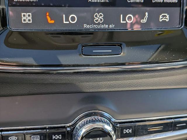 2025 Volvo XC40 B5 Plus Bright Theme