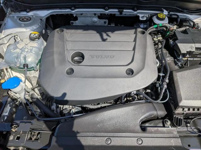2025 Volvo XC40 B5 Plus Bright Theme