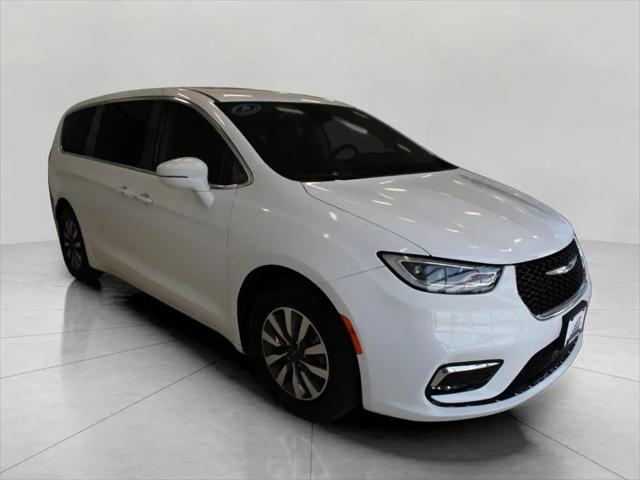2022 Chrysler Pacifica Hybrid Touring L for sale in Green Bay, WI
