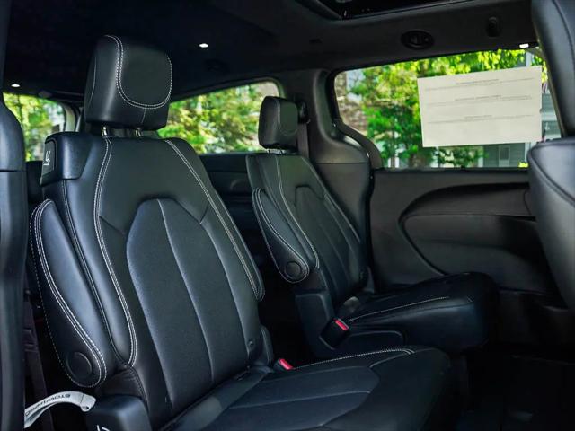 2027 Chrysler Pacifica Select