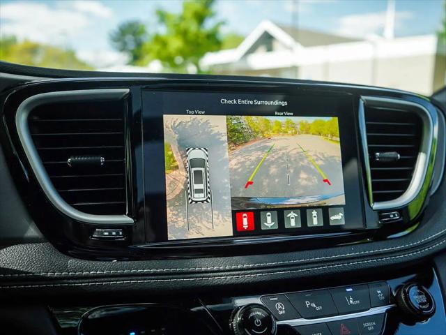 2027 Chrysler Pacifica Select