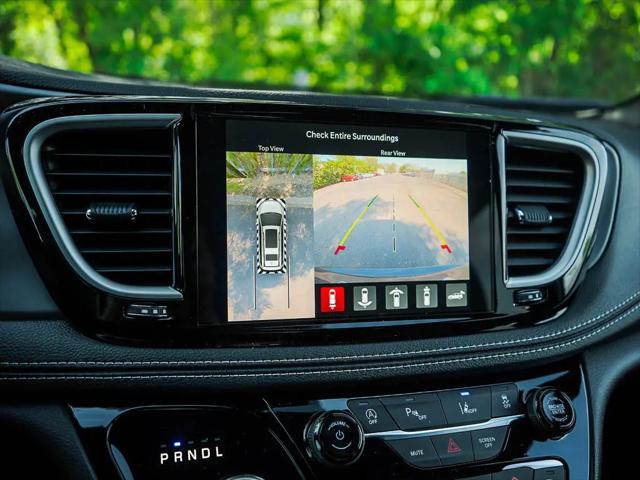 2027 Chrysler Pacifica Select