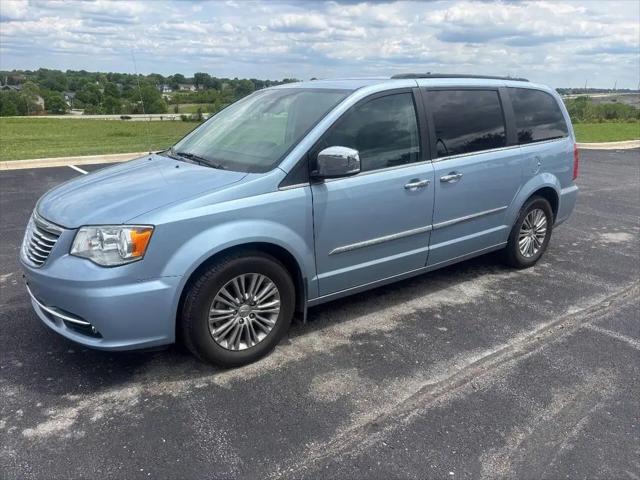 2016 Chrysler Town & Country Touring-L for sale in Kansas City, KS