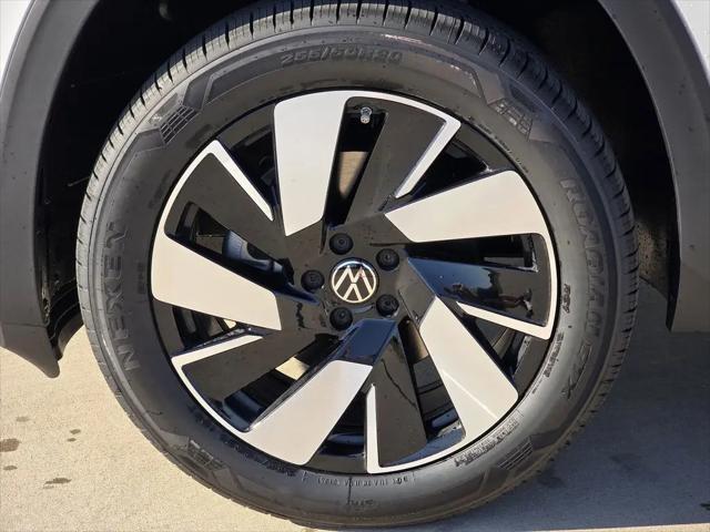 2026 Volkswagen Atlas Cross Sport SE with Technology