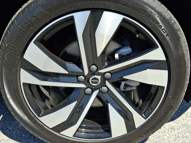 2024 Volvo XC40 B5 Plus Dark Theme