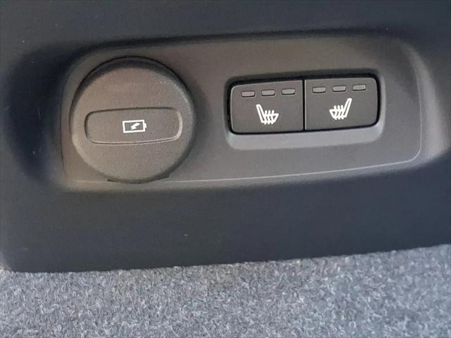 2024 Volvo XC40 B5 Plus Dark Theme