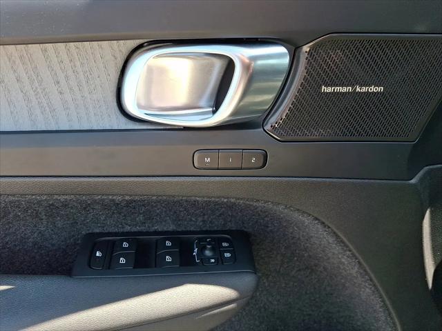 2024 Volvo XC40 B5 Plus Dark Theme