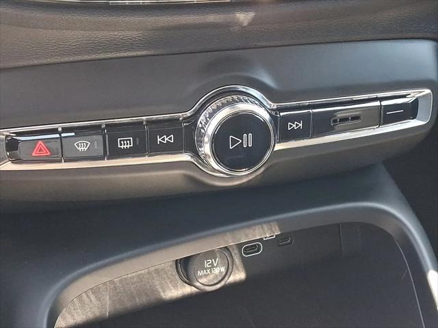 2024 Volvo XC40 B5 Plus Dark Theme