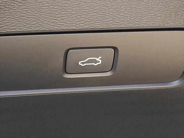 2024 Volvo XC40 B5 Plus Dark Theme