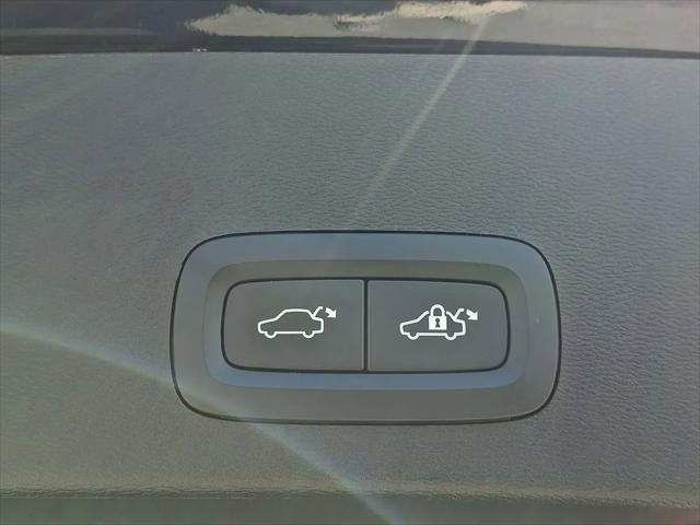 2024 Volvo XC40 B5 Plus Dark Theme