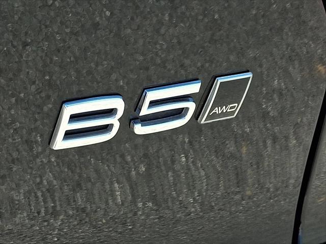2024 Volvo XC40 B5 Plus Dark Theme