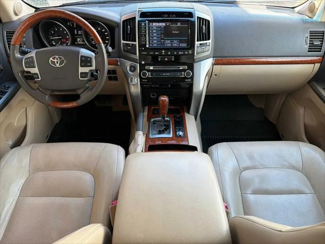 2013 Toyota Land Cruiser V8